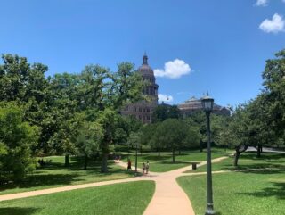 美しいテキサス州会議事堂の敷地内